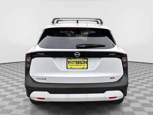 Aspen White Tri 2026 Nissan Kicks SR