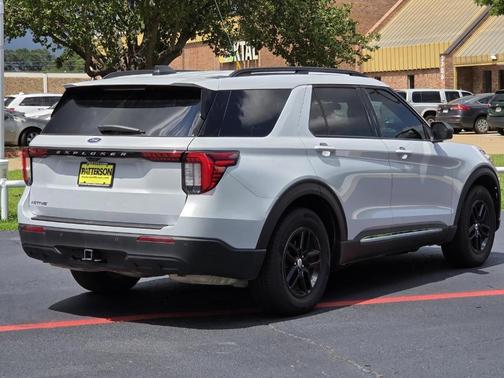Space White Metallic 2025 Ford Explorer Active