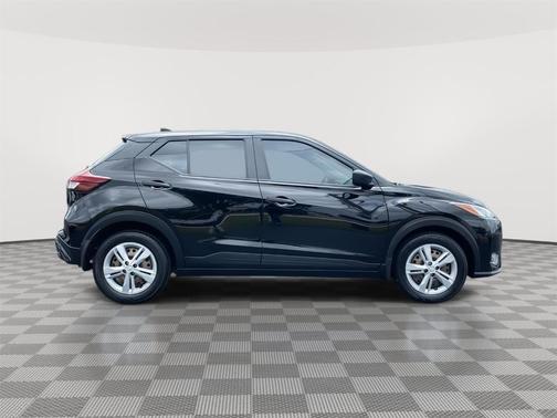 Super Black 2024 Nissan Kicks S