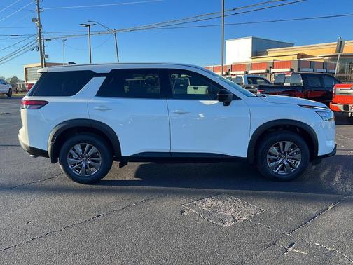 2025 Nissan Pathfinder S