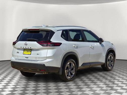 Everest White P 2024 Nissan Rogue SV