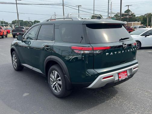 2025 Nissan Pathfinder SL