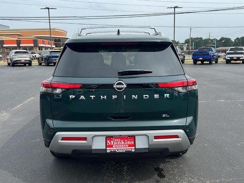 2025 Nissan Pathfinder SL