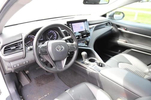 Ice 2023 Toyota Camry SE