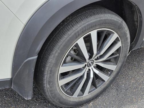 White 2023 Nissan Pathfinder Platinum