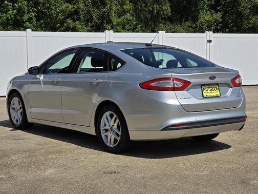 White 2016 Ford Fusion SE