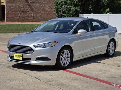 White 2016 Ford Fusion SE