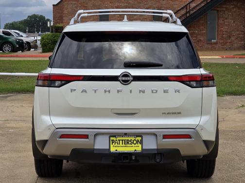 White 2023 Nissan Pathfinder Platinum