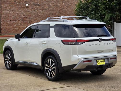 White 2023 Nissan Pathfinder Platinum