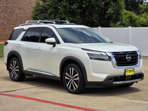 White 2023 Nissan Pathfinder Platinum