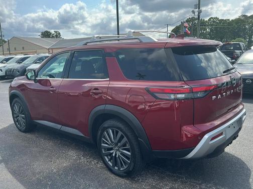 2022 Nissan Pathfinder SL