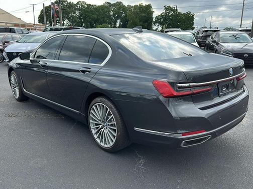 2022 BMW 740 i