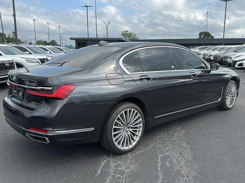 2022 BMW 740 i