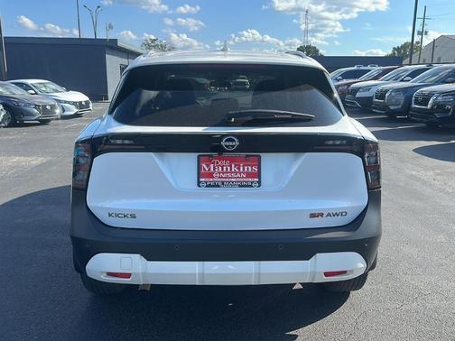 2025 Nissan Kicks SR