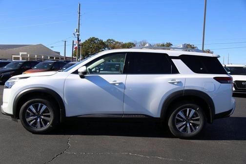 2025 Nissan Pathfinder SL