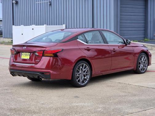 Scarlet Ember 2023 Nissan Altima 2.0 SR