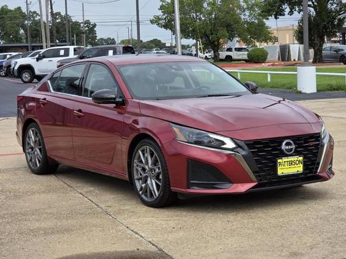 Scarlet Ember 2023 Nissan Altima 2.0 SR