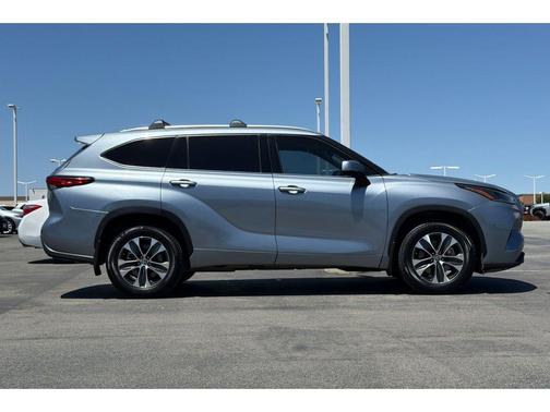 Moon Dust 2021 Toyota Highlander XLE