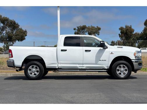 Bright White Clearcoat 2024 RAM 2500 Big Horn Crew Cab 4x4 6'4' Box