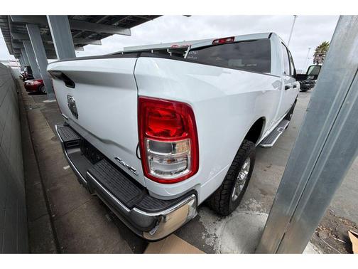 Bright White Clearcoat 2024 RAM 2500 Big Horn Crew Cab 4x4 6'4' Box