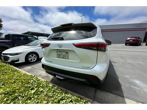 2022 Toyota Highlander LE