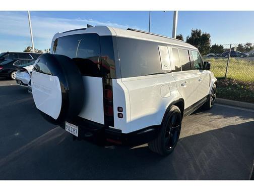 2024 Land Rover Defender 130 P400 X-Dynamic SE