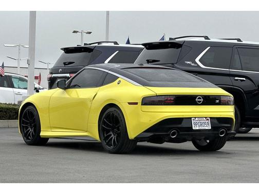 Ikazuchi Yellow Pearl Tricoat/Super Black 2024 Nissan Z Sport Manual