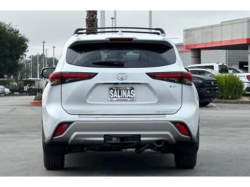 Wind Chill Pearl 2026 Toyota Highlander Hybrid Platinum