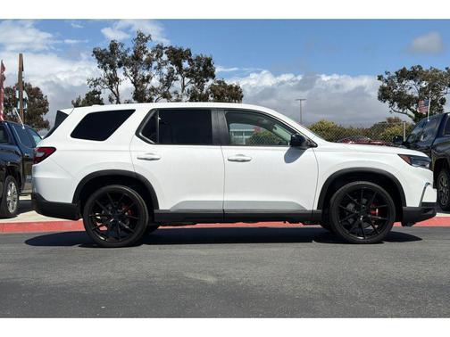 white 2024 Honda Pilot LX