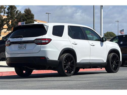 white 2024 Honda Pilot LX