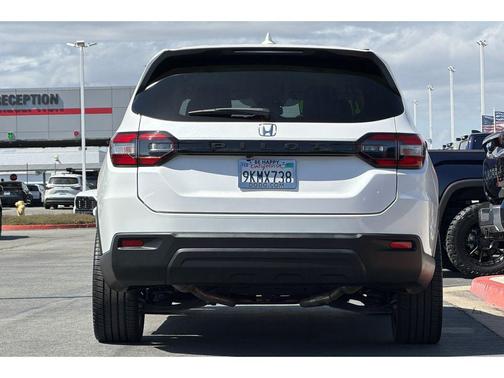 white 2024 Honda Pilot LX