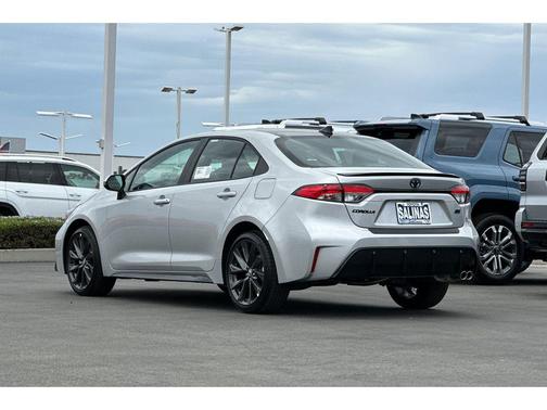 Classic Silver Metallic/Midnight Black Metallic 2026 Toyota Corolla SE