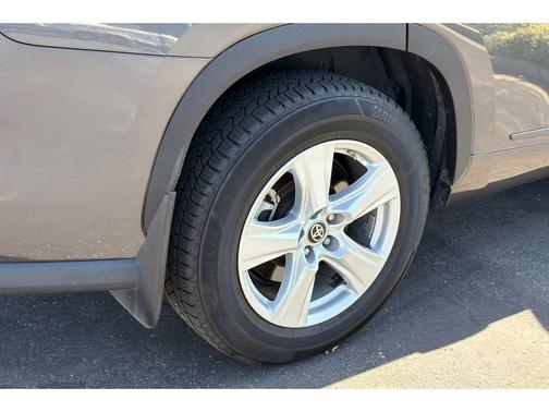 Magnetic Gray Metallic 2022 Toyota Highlander L