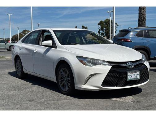 Super White 2015 Toyota Camry SE