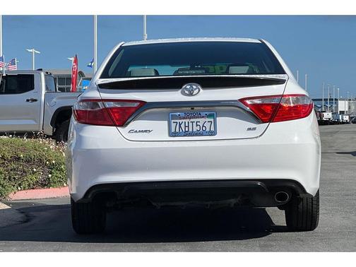 Super White 2015 Toyota Camry SE