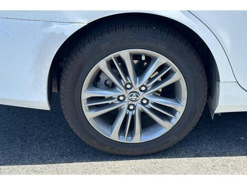 Super White 2015 Toyota Camry SE