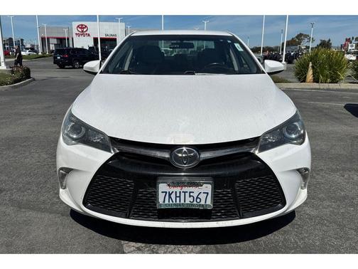 Super White 2015 Toyota Camry SE