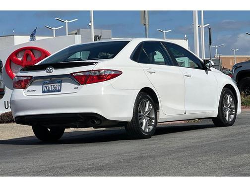 Super White 2015 Toyota Camry SE