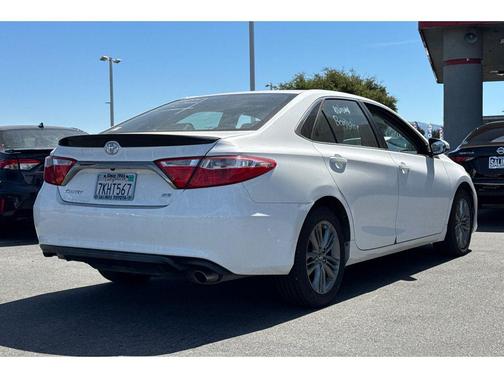 Super White 2015 Toyota Camry SE
