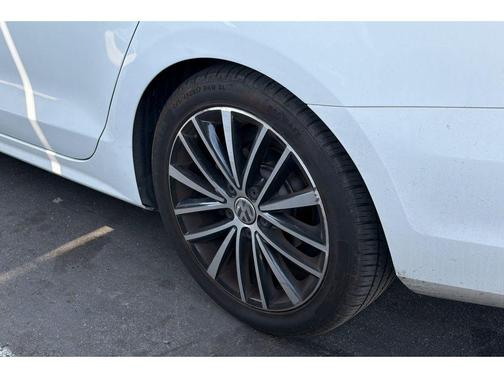 Pure White 2016 Volkswagen Jetta 1.8T Sport