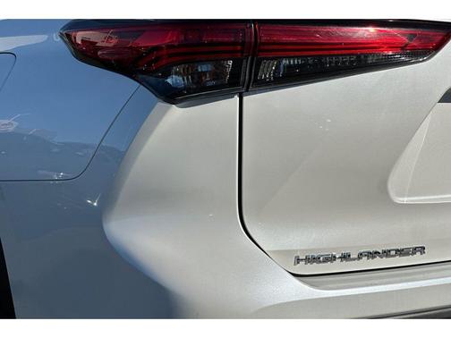 2020 Toyota Highlander LE