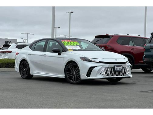 Wind Chill Pearl/Midnight Black Metallic 2025 Toyota Camry SE