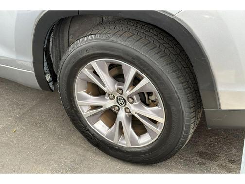 Silver Sky Metallic 2016 Toyota Highlander LE Plus