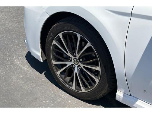 Super White 2020 Toyota Camry SE