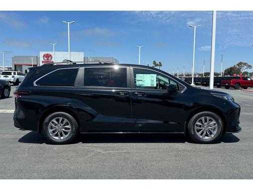 2025 Toyota Sienna LE