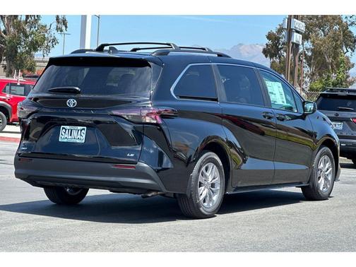2025 Toyota Sienna LE