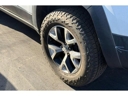 Bright White Clearcoat 2014 Jeep Cherokee Trailhawk