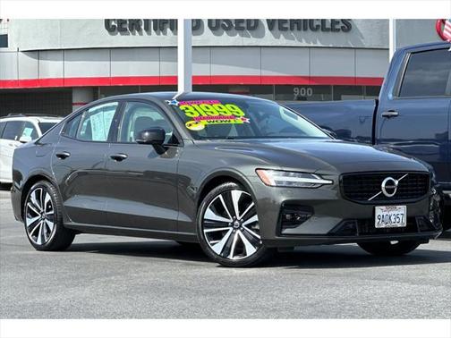 2022 Volvo S60 T5 Momentum