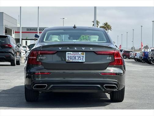 2022 Volvo S60 T5 Momentum