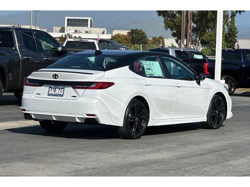 Wind Chill Pearl w/Midnight Black Metallic Roof 2026 Toyota Camry XSE